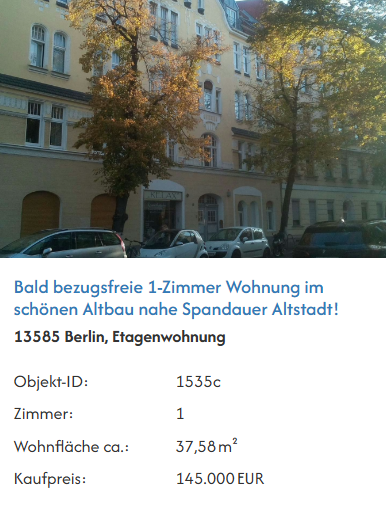 Straßenansicht mit Bäumen und mehrstöckigen Altbauten in weißen und gelben Farbtönen.