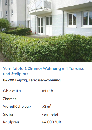 Ein mehrstöckiges, weißes Gebäude mit Terrasse und gepflegter Hecke.