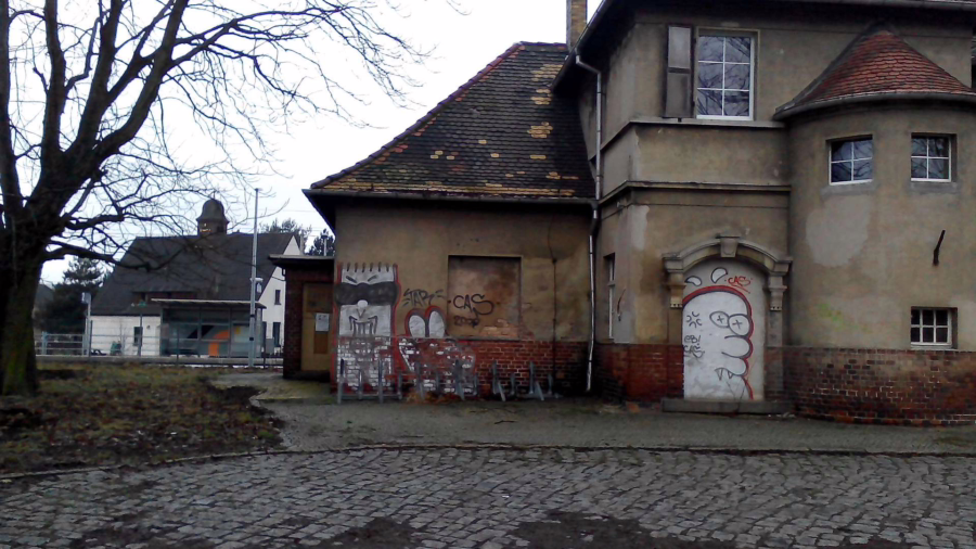 Fassade nah - Exklusives Immobilienangebot: Zwei Gebäude auf 3 zusammenhängenden Grundstücken